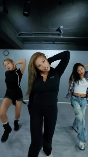 Rian Instagram - @aespa_official Whipwhip Whiplash⚡️
LACHICA choreography ver.