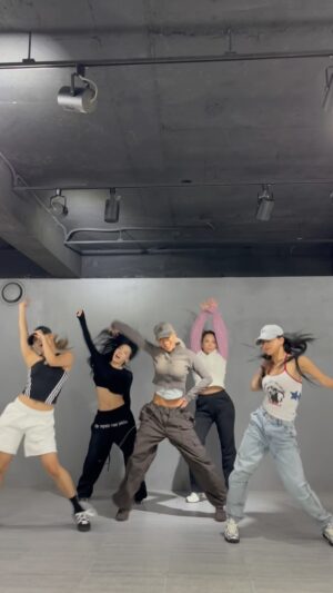 Rian Instagram - NA치카🥴🩷 #hwasa #NA @_mariahwasa @la.chica_official