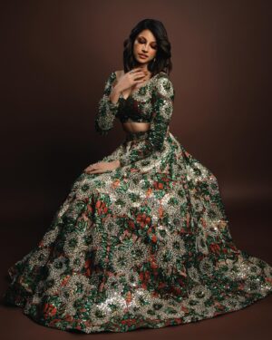 Richa Shukla Moorjani Instagram - 🪔✨

Stylist| @styledbyambika 
Stylist assistant| @sarahmgibsonn 
Custom outfit | @payal_zinal 🙏🏽✨
Jewelry | @x_shaneli 
Shoes | @francosarto 
HMUA : @beautybynic 
📸 | @mdanielsphoto