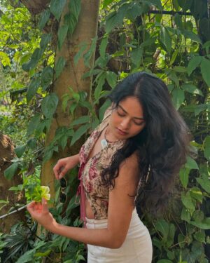 Riddhi Kumar Instagram - Just a casual Portuguese Goan 184627298
dishes lunch at a Palace 💕

Thehehe 🤭 Jokes apart @palaciododeao is an incredible piece of preserved art and architecture that’s been in the most capable, deserving and miraculous hands of Ruben and his wife who magically and with utmost precision presented us with scrumptious food and a deep dive into the rich Portuguese culture and traditions. It is part privilege and part heavy responsibility to preserve and simultaneously promote a culture long forgotten. They have been working on restoring this Palace and giving people a tour of culture that they’ve brought back to life at the @palaciododeao , so the next time you visit Goa do visit this incredible p(a)lace with incredibly delicious food, a incredibly gorgeous garden and more than anything 2 incredibly unstoppable artists at work! Thank you for having us, it’s been a privilege! ✨