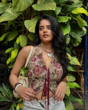 Riddhi Kumar Instagram - Just a casual Portuguese Goan 184627298
dishes lunch at a Palace 💕

Thehehe 🤭 Jokes apart @palaciododeao is an incredible piece of preserved art and architecture that’s been in the most capable, deserving and miraculous hands of Ruben and his wife who magically and with utmost precision presented us with scrumptious food and a deep dive into the rich Portuguese culture and traditions. It is part privilege and part heavy responsibility to preserve and simultaneously promote a culture long forgotten. They have been working on restoring this Palace and giving people a tour of culture that they’ve brought back to life at the @palaciododeao , so the next time you visit Goa do visit this incredible p(a)lace with incredibly delicious food, a incredibly gorgeous garden and more than anything 2 incredibly unstoppable artists at work! Thank you for having us, it’s been a privilege! ✨