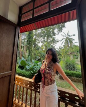Riddhi Kumar Instagram - Just a casual Portuguese Goan 184627298
dishes lunch at a Palace 💕

Thehehe 🤭 Jokes apart @palaciododeao is an incredible piece of preserved art and architecture that’s been in the most capable, deserving and miraculous hands of Ruben and his wife who magically and with utmost precision presented us with scrumptious food and a deep dive into the rich Portuguese culture and traditions. It is part privilege and part heavy responsibility to preserve and simultaneously promote a culture long forgotten. They have been working on restoring this Palace and giving people a tour of culture that they’ve brought back to life at the @palaciododeao , so the next time you visit Goa do visit this incredible p(a)lace with incredibly delicious food, a incredibly gorgeous garden and more than anything 2 incredibly unstoppable artists at work! Thank you for having us, it’s been a privilege! ✨