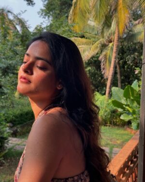 Riddhi Kumar Instagram - Just a casual Portuguese Goan 184627298
dishes lunch at a Palace 💕

Thehehe 🤭 Jokes apart @palaciododeao is an incredible piece of preserved art and architecture that’s been in the most capable, deserving and miraculous hands of Ruben and his wife who magically and with utmost precision presented us with scrumptious food and a deep dive into the rich Portuguese culture and traditions. It is part privilege and part heavy responsibility to preserve and simultaneously promote a culture long forgotten. They have been working on restoring this Palace and giving people a tour of culture that they’ve brought back to life at the @palaciododeao , so the next time you visit Goa do visit this incredible p(a)lace with incredibly delicious food, a incredibly gorgeous garden and more than anything 2 incredibly unstoppable artists at work! Thank you for having us, it’s been a privilege! ✨