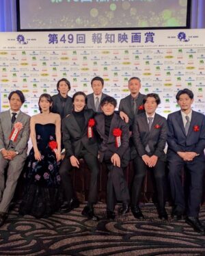 Riho Yoshioka Instagram - 2024年もあと少し。
今年も沢山お世話になりました。
あたたかい応援の言葉、作品を見て下さった時間、
全部パワーになってこちらに届いています。
毎年思いますがやっぱり感謝しかありません。
ありがとうございます。

個人的な気持ちとしては、
年始から色々とあったこともあり
忘れたくない瞬間や手放しちゃいけない感覚みたいなものにピントがしっかりと合うような1年でした。
中でも正体チームと出会えた事は自分の人生においても大事な分岐点でこれからも立ち返りたい場所になるんだろうなと思いました。
冬から御上先生の撮影が始まってまた新しい風が吹いています！

2025年はより確かな歩みを見せていきたいなと思っています。ぜひついて来て下さい！

先ずは今年、皆様お疲れ様でした❤︎
良い新年を迎えられますように。

そしてメイクのぴーちゃん、宣伝等大変な現場でのフル稼働寄り添ってくれてありがとう❤︎ @nobusawahitoshi 

吉岡里帆

#報知映画賞 

dress @giorgioarmani
earcuff @tomokokodera_official
necklace @kashikeybrowndiamond