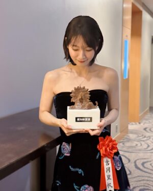 Riho Yoshioka Instagram - 2024年もあと少し。
今年も沢山お世話になりました。
あたたかい応援の言葉、作品を見て下さった時間、
全部パワーになってこちらに届いています。
毎年思いますがやっぱり感謝しかありません。
ありがとうございます。

個人的な気持ちとしては、
年始から色々とあったこともあり
忘れたくない瞬間や手放しちゃいけない感覚みたいなものにピントがしっかりと合うような1年でした。
中でも正体チームと出会えた事は自分の人生においても大事な分岐点でこれからも立ち返りたい場所になるんだろうなと思いました。
冬から御上先生の撮影が始まってまた新しい風が吹いています！

2025年はより確かな歩みを見せていきたいなと思っています。ぜひついて来て下さい！

先ずは今年、皆様お疲れ様でした❤︎
良い新年を迎えられますように。

そしてメイクのぴーちゃん、宣伝等大変な現場でのフル稼働寄り添ってくれてありがとう❤︎ @nobusawahitoshi 

吉岡里帆

#報知映画賞 

dress @giorgioarmani
earcuff @tomokokodera_official
necklace @kashikeybrowndiamond