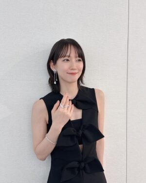 Riho Yoshioka Instagram - 🐈‍⬛💍❄️

@shotai_movie 
#映画　#正体

dress @numeroventuno
shoes @gianvitorossi