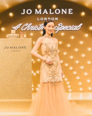 Rika Izumi Instagram - JO MALONE LONDON "A Christmas Special"🎄
レッドカーペットを進むと、大きなクリスマスツリーが設置された煌びやかな会場へ✨
ホリデーシーズン限定のファー&アルテミシアコロンは、優しい甘さとウッディの爽やかなとても良い香りでした。
香りに満ちたアイテムが並び、ギフト選びも楽しめそうです💝
表参道ヒルズ にて12/25まで開催されています。

@jomalonelondon 
#JoMaloneLondon #JoMaloneLondonJapan
#SeasonOfScent #ジョーマローンロンドン#PR