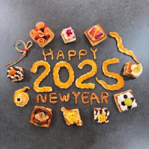 Rikka Ihara Instagram - 今年も。あにまる。
今年は、パイ生地で色々つくりました。
何時間作業したでしょうか。
あ、2025の5に蛇がいますね。
今年もよろしくお願いします。