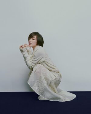 Rikka Ihara Instagram - 2024年もありがとうございました。

大好きな方々から、『出会ってきたもの、経験したことを少しずつ振り返ってみたら』との言葉を何度ももらう一年でした。
その時はよくわからなかったけれど、意識してみると、なんだか過ごしやすくなりました。ふっと力が抜けました。それが自分を作っているんだもんな、ありがとう、と。

そんな大切なものを溢さず
全部抱きしめて歩いて行けますように。

映画だったらクライマックスなんて
まだまだ先の、長い人生なんだから
鮮やかなシーンが沢山増えるよう、
楽しんでいきましょう。大好きな皆さん。
愛を込めて。