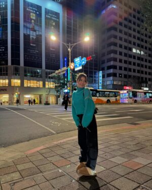 Rina Hashimoto Instagram - 🥹
遅くなったけど台湾での5日間のわたし〜
毎日めっちゃ楽しくて
写真いっぱいあった🥹❤️‍🔥

ご飯は美味しいし
コートなくても寒くないし
めっちゃ快適な毎日だったよん

最後はイベントおわりに
sherbetでMV撮影に向かう写真。

道が混みすぎてて車じゃ間に合わない！とのことで
初めて電車に乗ってみたんやけど

顔が疲れすぎてて、ひどい😚🩷

毎日ほんとによくがんばりました。
台湾のみんなまた会いましょう〜！

うぉーあいたいわんー🩷🫶
