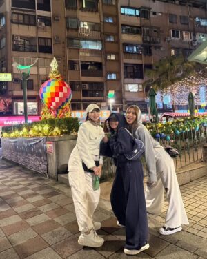 Rina Hashimoto Instagram - 🥹
遅くなったけど台湾での5日間のわたし〜
毎日めっちゃ楽しくて
写真いっぱいあった🥹❤️‍🔥

ご飯は美味しいし
コートなくても寒くないし
めっちゃ快適な毎日だったよん

最後はイベントおわりに
sherbetでMV撮影に向かう写真。

道が混みすぎてて車じゃ間に合わない！とのことで
初めて電車に乗ってみたんやけど

顔が疲れすぎてて、ひどい😚🩷

毎日ほんとによくがんばりました。
台湾のみんなまた会いましょう〜！

うぉーあいたいわんー🩷🫶