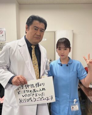 Rina Kawaei Instagram - 今日も元気にナースエイド☺︎
いつもドーナツ買ってきてくれるドーナツおじさん🍩
1年ぶりのドーナツおじさん🍩
いつも楽しいドーナツおじさん🍩
#ドーナツおじさん
#小手伸也