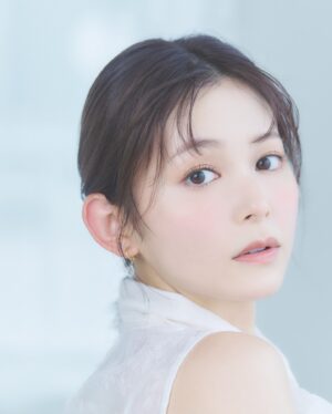 Rinka Kumada Instagram - カラコンブランド『アイクローゼット モイストUVワンデー』のイメージモデルを務めさせていただいています🪽🤍
裸眼のようにすごくナチュラルな発色と、
とっても使いやすい小さめのサイズです！
本当にわからないくらいナチュラルで、透明感がすごくでます✨
今日アップした写真は、クリームコフレを着用してるよ☁️
アイクローゼットはホテラバさんでＧＥＴできるので、
ぜひチェックしてみてくださいね☺️
#カラコン #カラコン着画 #ホテラバ #アイクローゼット #eyecloset #バレないカラコン#PR