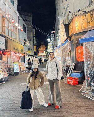 Ririn Ekawati Instagram - Captured Vibes! 

2 cewe yang jagain Papa @ibnujamilo 😆
galak’an siapa kira kira, Bu Yaya atau Mamah Ririn? 

today outfit @uniqloindonesia