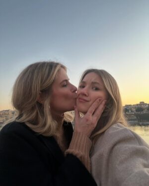 Rita Lobo Instagram - Olha a façanha da @consueloblocker: ela conseguiu até fazer uma foto minha com a Dorinha!!! (Arrasta pra ver!) Minha filhota tá tão feliz sendo esmagada pela mamãe aqui! 😂

Falando sério, pensa num dia legal em Florença… Pensou? Agora multiplica por 10. Passamos a tarde inteira batendo perna e no fim do dia ainda teve sessão de leitura de mão com @costanzapascolatos2g. 🙀

Amei nosso dia, Consuelo!!! Allegra, já tô com saudade!