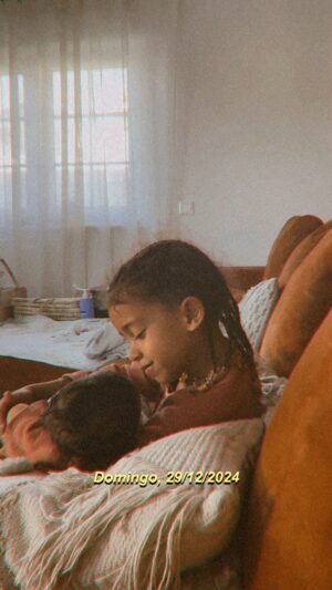 Rita Pereira Instagram - Sempre ouvi dizer que quando os meus filhos começassem a interagir eu iria derreter. Confirma-se.
Bom domingo a todos ☺️🤎

#love #brother #bigbrother #brotherandsister #takecare #missionaccomplished