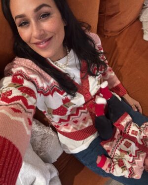 Rita Pereira Instagram - É para postar foto pirosa de Natal 2024 em família ao lado da árvore?! Entregue! 😂🎄

#natal2024 #family #christmas #love #present