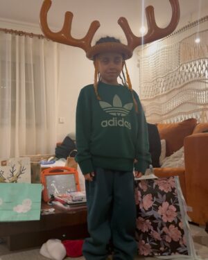 Rita Pereira Instagram - É para postar foto pirosa de Natal 2024 em família ao lado da árvore?! Entregue! 😂🎄

#natal2024 #family #christmas #love #present
