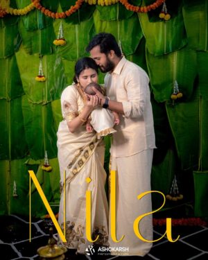 Rithika Tamil Selvi Instagram - எங்கள் மகள் நிலா 🌙🧿

@vinun43 

PC @ashokarsh 
Customised baby outfit & blouse @vika.label 

#namingceremony #noolukettu #noolukettu_ceremony #family #familygoals #newmom #newparents