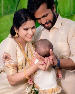 Rithika Tamil Selvi Instagram - எங்கள் மகள் நிலா 🌙🧿

@vinun43 

PC @ashokarsh 
Customised baby outfit & blouse @vika.label 

#namingceremony #noolukettu #noolukettu_ceremony #family #familygoals #newmom #newparents