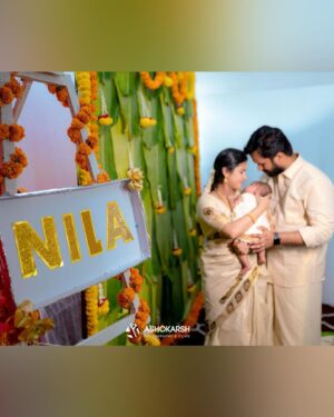 Rithika Tamil Selvi Instagram - எங்கள் மகள் நிலா 🌙🧿

@vinun43 

PC @ashokarsh 
Customised baby outfit & blouse @vika.label 

#namingceremony #noolukettu #noolukettu_ceremony #family #familygoals #newmom #newparents