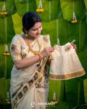 Rithika Tamil Selvi Instagram - எங்கள் மகள் நிலா 🌙🧿

@vinun43 

PC @ashokarsh 
Customised baby outfit & blouse @vika.label 

#namingceremony #noolukettu #noolukettu_ceremony #family #familygoals #newmom #newparents