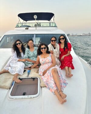 Ritu Varma Instagram - Ending the year with love, laughter, gratitude and lots of sparkle 💕✨🪩💃