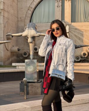 Riya Sharma Instagram - Mixing prints since forever! ❄️🧣

#winterfashion #armenia #winterbaby #wanderlust
