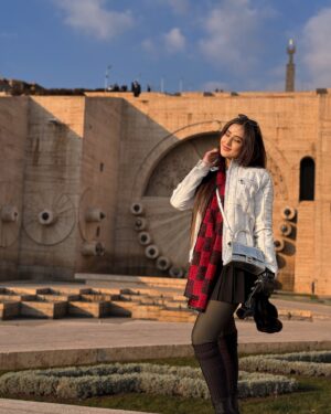 Riya Sharma Instagram - Mixing prints since forever! ❄️🧣

#winterfashion #armenia #winterbaby #wanderlust