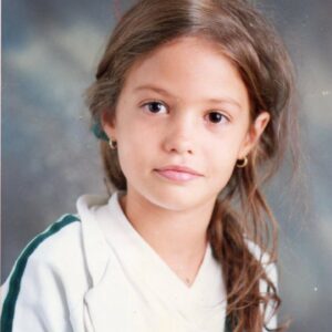 Rosanne Mulholland Instagram - Essa menina foi muito amada. Foi mais corajosa do que as pessoas avaliam, foi doce, mas também não aceitou qualquer coisa. Leu muitos livros, gostava de ficar sozinha e imaginar as histórias que seu coração pedia. Mas também tinha amigos, uma família barulhenta e divertida. Um irmão pentelho, mas ai de quem abrisse a boca pra falar dele. Pais maravilhosos, um quintal, uma mangueira. Esse menina teve muita sorte. Sensível e, por vezes quieta, nem sempre foi compreendida. Mas sempre procurou ser justa e tentava ajudar todo mundo. Às vezes até demais. Ela não queria crescer, mas cresceu mesmo assim. Teve medo, mas seguiu adiante. Acertou algumas coisas, errou outras. Foi surpreendida pela vida algumas vezes. Se decepcionou,  mas também encontrou pessoas incríveis. Tropeçou, se atropelou, se enganou. Doeu. Respirou, sonhou. Perdoou e pediu perdão.  Nem sempre o caminho foi claro, às vezes só descobriu depois que já tava lá. Recomeçou. Hoje, ela faz 44 anos. E no fundo, ainda é uma menina de sorte. A mulher que é hoje agradece. Sempre conseguiu ver beleza na vida. Formou uma família linda e, com ela, seu coração está sempre vivo e abastecido. Que a vida de vocês tenha muitas belezas extraordinárias. Feliz 2025!!!