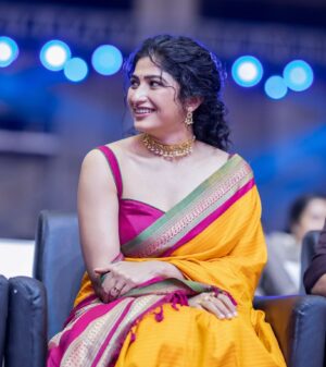 Roshni Prakash Instagram - Wrapped in love and reliving the magic of #Vanangaan audio launch in mom's treasured engagement saree, gifted by papa. This saree holds a special story, and a piece of my heart. 🤍✨

Makeup & Hair : @jamunadevraj 
Jewellery : @zahana.in 
Photography : @arunprasath_photography