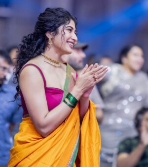 Roshni Prakash Instagram - Wrapped in love and reliving the magic of #Vanangaan audio launch in mom's treasured engagement saree, gifted by papa. This saree holds a special story, and a piece of my heart. 🤍✨

Makeup & Hair : @jamunadevraj 
Jewellery : @zahana.in 
Photography : @arunprasath_photography
