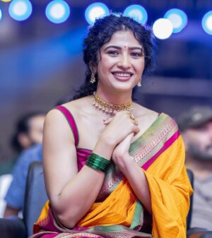 Roshni Prakash Instagram - Wrapped in love and reliving the magic of #Vanangaan audio launch in mom's treasured engagement saree, gifted by papa. This saree holds a special story, and a piece of my heart. 🤍✨

Makeup & Hair : @jamunadevraj 
Jewellery : @zahana.in 
Photography : @arunprasath_photography