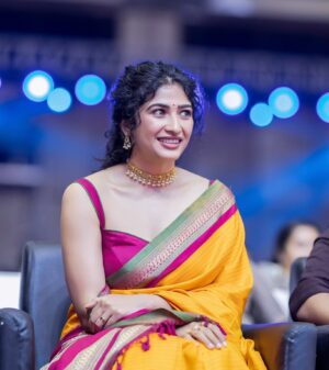 Roshni Prakash Instagram - Wrapped in love and reliving the magic of #Vanangaan audio launch in mom's treasured engagement saree, gifted by papa. This saree holds a special story, and a piece of my heart. 🤍✨

Makeup & Hair : @jamunadevraj 
Jewellery : @zahana.in 
Photography : @arunprasath_photography