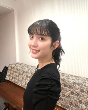 Ruka Matsuda Instagram - 映画『かなさんどー』
宣伝用に歌をレコーディングした時の衣装です☺️
早く年明けないかな〜〜ゴリさんの6年ぶりの長編映画ぜひ見てほしいな〜〜！

▪︎プリーツ切替ワンピース
brand/AMLILE

▪︎ジップショートブーツ
brand/AMLILE

@amlile_official