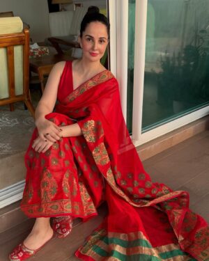 Rukhsar Instagram - .
Hi…. Thoughts please
Please note,behuda, zalleel or zehair comments ko block kar diye jayenge.
Thankyou.
.
.
.#saree #indianwomen #sareelover #red #womaninred 
.