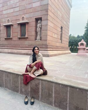 Rukmini Vasanth Instagram - Thank you all for your love and wishes. I had a beautiful day filled with so many of my favourite things: flowers, yelneeru, travel, roadside chai and the best lil snuggle from a smol baby I met in the airport 🥹 
I am filled with gratitude 🌹