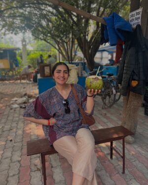 Rukmini Vasanth Instagram - Thank you all for your love and wishes. I had a beautiful day filled with so many of my favourite things: flowers, yelneeru, travel, roadside chai and the best lil snuggle from a smol baby I met in the airport 🥹 
I am filled with gratitude 🌹