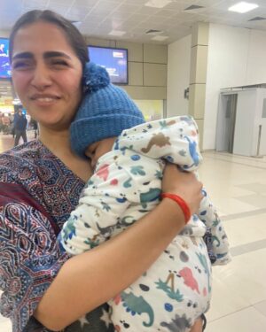 Rukmini Vasanth Instagram - Thank you all for your love and wishes. I had a beautiful day filled with so many of my favourite things: flowers, yelneeru, travel, roadside chai and the best lil snuggle from a smol baby I met in the airport 🥹 
I am filled with gratitude 🌹