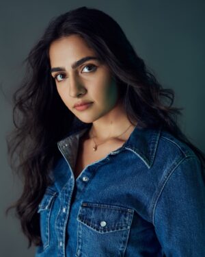 Rukmini Vasanth Instagram - hello from me and my Canadian tuxedo 💙
prends before you tell me to “smile more” pls swipe to the end 🙃