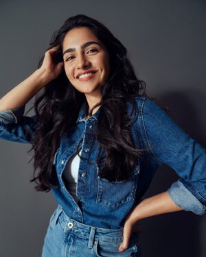 Rukmini Vasanth Instagram - hello from me and my Canadian tuxedo 💙
prends before you tell me to “smile more” pls swipe to the end 🙃