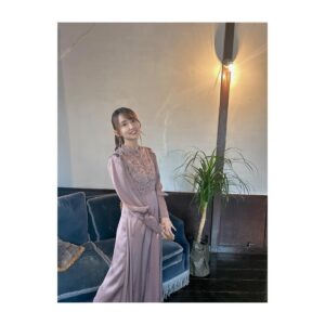 Rumi Okubo Instagram - ⁡
⁡
今年もバースデー記念に、コメント欄を
解放しましたー！📝
写真は瑠美まるイベントグッズ用の
撮影時のオフショットです📸
⁡
⁡
と、いうことで…
9月27日は私のお誕生日でーすっ🎊
大久保瑠美さんじゅうご歳になりました🎂🎈
⁡
声優としても、なんと15周年です✨
⁡
家族や友人、作品やキャラクター、
周りの方々、そしてファンの皆様に支えられて
とても楽しく日々を過ごせています。
声優としても、
1人の人間としても、
私は本当に本当に幸せ者だと思います。
⁡
いつもありがとうございます✨
⁡
⁡
⁡
「大久保瑠美にお願いしたい」
⁡
いつだってそう思って頂ける役者で
あり続けたいと思います。
そのための努力は惜しまず、
周りへの感謝も忘れず、
明るく楽しく面白く、
皆様を笑顔にできるよう今後も精進します！
⁡
⁡
15年の声優人生は大変な時もあったけど、
振り返れば楽しく素晴らしいものでした。
これから先の声優人生も、そうなれるよう
最大限努力しますので、
今後も応援して頂ければ幸いです🩷
⁡
⁡
もちろんオタクとしても極まっていきたいと思います！
推しは推せる時に推せ！！！
好きが私の原動力！！！
推しに貢ぐのは最早趣味！！！
自分の演じたキャラが大好き！！！
「個人的に好きなアニメ」の推しも尊い！！！
⁡
これからもオタク道全開で走りますので、
お前ら、着いてこいよーーーーーー！！笑
⁡
⁡
というわけで、
これからも引き続きよろしくお願いします🙇‍♀️✨
⁡
⁡
⁡
⁡
大久保瑠美
⁡
⁡