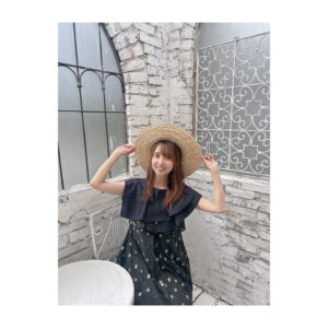 Rumi Okubo Instagram - ⁡
⁡
今年もバースデー記念に、コメント欄を
解放しましたー！📝
写真は瑠美まるイベントグッズ用の
撮影時のオフショットです📸
⁡
⁡
と、いうことで…
9月27日は私のお誕生日でーすっ🎊
大久保瑠美さんじゅうご歳になりました🎂🎈
⁡
声優としても、なんと15周年です✨
⁡
家族や友人、作品やキャラクター、
周りの方々、そしてファンの皆様に支えられて
とても楽しく日々を過ごせています。
声優としても、
1人の人間としても、
私は本当に本当に幸せ者だと思います。
⁡
いつもありがとうございます✨
⁡
⁡
⁡
「大久保瑠美にお願いしたい」
⁡
いつだってそう思って頂ける役者で
あり続けたいと思います。
そのための努力は惜しまず、
周りへの感謝も忘れず、
明るく楽しく面白く、
皆様を笑顔にできるよう今後も精進します！
⁡
⁡
15年の声優人生は大変な時もあったけど、
振り返れば楽しく素晴らしいものでした。
これから先の声優人生も、そうなれるよう
最大限努力しますので、
今後も応援して頂ければ幸いです🩷
⁡
⁡
もちろんオタクとしても極まっていきたいと思います！
推しは推せる時に推せ！！！
好きが私の原動力！！！
推しに貢ぐのは最早趣味！！！
自分の演じたキャラが大好き！！！
「個人的に好きなアニメ」の推しも尊い！！！
⁡
これからもオタク道全開で走りますので、
お前ら、着いてこいよーーーーーー！！笑
⁡
⁡
というわけで、
これからも引き続きよろしくお願いします🙇‍♀️✨
⁡
⁡
⁡
⁡
大久保瑠美
⁡
⁡