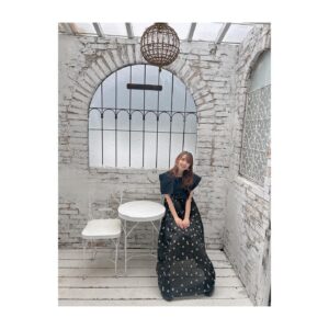 Rumi Okubo Instagram - ⁡
⁡
今年もバースデー記念に、コメント欄を
解放しましたー！📝
写真は瑠美まるイベントグッズ用の
撮影時のオフショットです📸
⁡
⁡
と、いうことで…
9月27日は私のお誕生日でーすっ🎊
大久保瑠美さんじゅうご歳になりました🎂🎈
⁡
声優としても、なんと15周年です✨
⁡
家族や友人、作品やキャラクター、
周りの方々、そしてファンの皆様に支えられて
とても楽しく日々を過ごせています。
声優としても、
1人の人間としても、
私は本当に本当に幸せ者だと思います。
⁡
いつもありがとうございます✨
⁡
⁡
⁡
「大久保瑠美にお願いしたい」
⁡
いつだってそう思って頂ける役者で
あり続けたいと思います。
そのための努力は惜しまず、
周りへの感謝も忘れず、
明るく楽しく面白く、
皆様を笑顔にできるよう今後も精進します！
⁡
⁡
15年の声優人生は大変な時もあったけど、
振り返れば楽しく素晴らしいものでした。
これから先の声優人生も、そうなれるよう
最大限努力しますので、
今後も応援して頂ければ幸いです🩷
⁡
⁡
もちろんオタクとしても極まっていきたいと思います！
推しは推せる時に推せ！！！
好きが私の原動力！！！
推しに貢ぐのは最早趣味！！！
自分の演じたキャラが大好き！！！
「個人的に好きなアニメ」の推しも尊い！！！
⁡
これからもオタク道全開で走りますので、
お前ら、着いてこいよーーーーーー！！笑
⁡
⁡
というわけで、
これからも引き続きよろしくお願いします🙇‍♀️✨
⁡
⁡
⁡
⁡
大久保瑠美
⁡
⁡