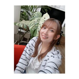 Rumi Okubo Instagram - ⁡
⁡
今年もバースデー記念に、コメント欄を
解放しましたー！📝
写真は瑠美まるイベントグッズ用の
撮影時のオフショットです📸
⁡
⁡
と、いうことで…
9月27日は私のお誕生日でーすっ🎊
大久保瑠美さんじゅうご歳になりました🎂🎈
⁡
声優としても、なんと15周年です✨
⁡
家族や友人、作品やキャラクター、
周りの方々、そしてファンの皆様に支えられて
とても楽しく日々を過ごせています。
声優としても、
1人の人間としても、
私は本当に本当に幸せ者だと思います。
⁡
いつもありがとうございます✨
⁡
⁡
⁡
「大久保瑠美にお願いしたい」
⁡
いつだってそう思って頂ける役者で
あり続けたいと思います。
そのための努力は惜しまず、
周りへの感謝も忘れず、
明るく楽しく面白く、
皆様を笑顔にできるよう今後も精進します！
⁡
⁡
15年の声優人生は大変な時もあったけど、
振り返れば楽しく素晴らしいものでした。
これから先の声優人生も、そうなれるよう
最大限努力しますので、
今後も応援して頂ければ幸いです🩷
⁡
⁡
もちろんオタクとしても極まっていきたいと思います！
推しは推せる時に推せ！！！
好きが私の原動力！！！
推しに貢ぐのは最早趣味！！！
自分の演じたキャラが大好き！！！
「個人的に好きなアニメ」の推しも尊い！！！
⁡
これからもオタク道全開で走りますので、
お前ら、着いてこいよーーーーーー！！笑
⁡
⁡
というわけで、
これからも引き続きよろしくお願いします🙇‍♀️✨
⁡
⁡
⁡
⁡
大久保瑠美
⁡
⁡