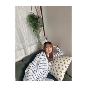 Rumi Okubo Instagram - ⁡
⁡
今年もバースデー記念に、コメント欄を
解放しましたー！📝
写真は瑠美まるイベントグッズ用の
撮影時のオフショットです📸
⁡
⁡
と、いうことで…
9月27日は私のお誕生日でーすっ🎊
大久保瑠美さんじゅうご歳になりました🎂🎈
⁡
声優としても、なんと15周年です✨
⁡
家族や友人、作品やキャラクター、
周りの方々、そしてファンの皆様に支えられて
とても楽しく日々を過ごせています。
声優としても、
1人の人間としても、
私は本当に本当に幸せ者だと思います。
⁡
いつもありがとうございます✨
⁡
⁡
⁡
「大久保瑠美にお願いしたい」
⁡
いつだってそう思って頂ける役者で
あり続けたいと思います。
そのための努力は惜しまず、
周りへの感謝も忘れず、
明るく楽しく面白く、
皆様を笑顔にできるよう今後も精進します！
⁡
⁡
15年の声優人生は大変な時もあったけど、
振り返れば楽しく素晴らしいものでした。
これから先の声優人生も、そうなれるよう
最大限努力しますので、
今後も応援して頂ければ幸いです🩷
⁡
⁡
もちろんオタクとしても極まっていきたいと思います！
推しは推せる時に推せ！！！
好きが私の原動力！！！
推しに貢ぐのは最早趣味！！！
自分の演じたキャラが大好き！！！
「個人的に好きなアニメ」の推しも尊い！！！
⁡
これからもオタク道全開で走りますので、
お前ら、着いてこいよーーーーーー！！笑
⁡
⁡
というわけで、
これからも引き続きよろしくお願いします🙇‍♀️✨
⁡
⁡
⁡
⁡
大久保瑠美
⁡
⁡