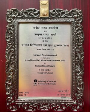 Rutuja Bagwe Instagram - उस्ताद बिस्मिल्लाह ख़ॉं युवा पुरस्कार २०२३ (रंगमंच अभिनय)
संगीत नाटक अकादमी

मी नाटकवेडी 
तुला कोणत्या माध्यमात काम करायला जास्त आवडतं विचारल्यावर मी क्षणाचाही विलंब न घेता उत्तर देते 🎭“नाटक” 🎭 
इतका मोठा मानाचा पुरस्कार जाहीर झाला तेव्हा जरा मनात धस्स झालं ,मनात आलं आपण फार काम केलं नाहिये आपण हा पुरस्कार deserve करतो का? 
(२२)एकांकिका (२) प्रायोगिक नाटक (३) व्यावसायिक नाटक 
पण जे काम केलं जीव ओतुन केलं एव्हडं मात्र नक्की
आणि त्याची जेव्हा  राष्ट्रीय
पातळीवर दखल घेतली जाते 
तो आनंद आत्मा सुखावणारा असतो… 
आणि हयात मोलाचा वाटा आहे “ अनन्या “ नाटकाचा 
अनन्या नाटकाचे मी ३०० प्रयोग केले, हया नाटकाने कौतुक,पुरस्कार,समाधान,प्रसिद्धि,पैसा,मायबाप रसिक प्रेक्षकांच प्रेम खुप काही दिलं… आज हा पुरस्कार मी “अनन्या” ला आणि माझ्या अनन्याच्या संपूर्ण team ला dedicate करते….❤️ @suyogproductions 

My all Theatre directors @mudebhimrao @pralhadkudtarkar_official @pratapphadofficial @sachin_p_goswami @amolbhor52 @kahanibazz you have special place in my heart. forever grateful 🙏💕

All the haters,trollers,who disrespected me and discourage me Thank you 😇 

and my family,friends,well wishers, who supported me and believed in me ,मायबाप रसिक प्रेक्षक ज्यांन्नी भरभरुन प्रेम दिलं 
क़ायम ऋणी राहीन. lots of love and Respect 🙌🏻🫶 

@sangeetnatakakademi  Thank you so much for this honour 🙏

।।राम कृष्ण हरी।।
।।स्वामी समर्थ।।

#award #nationalaward #honour #happyme #peace #theatre #achivement #hardwork