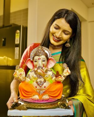 Rutuja Kulkarni Instagram - Finally the wait is over.. BAPPA AALA ❤️🥹

#Bappa #GaneshChaturthi #MarathiActress #MarathiMulgi #Maharashtra #MarathiCulture #MarathiStatus #Mumbai #India ✨💃