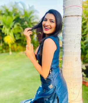 Rutuja Kulkarni Instagram - 💁‍♀️ती ani ट्री 🌳

📸 : @bhagyashree_m_joil ❤️🤗

#marathiactress #marathimulgi #marathi #maharashtra #mumbai #india #satara #constablemanju #sunmarathi #starpravah #rutujacoolkarni
