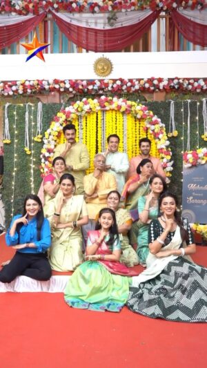 Rutuja Kulkarni Instagram - रणदिवे कुटुंब. ..
मेहंदी सोहळा ❤️❤️❤️
.
.
.
#gharogharimatichyachuli #starpravah
